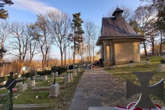 Boczna ściana kaplicy cmentarnej, z lewej mogiły żołnierskie