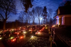 Pora wieczorna, mogiły żołnierskie, na których zapalono znicze