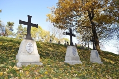 Kamienne mogiły żołnierskie z metalowymi krzyżami