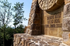 Kamienna tablica na pomniku cmentarnym