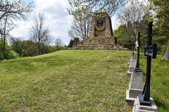 Pomnik z ułożonych kamieni na cmentarzu wojennym