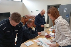 Policjanci oglądają prace konkursowe