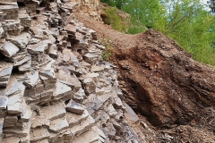 Biała ściana kamieniołomu z poszarpanymi skałami