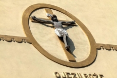 Krzyż umieszczony w okręgu na wieży kościelnej