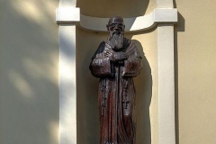 Brązowa figura postaci mnicha