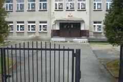 Wejście do budynku szkoły w Pleśnej