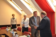 Uścisk dłoni wójta i Stanisława Sorysa, w tle skarbnik i zastępca wójta