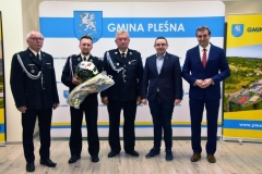 Strażacy z OSP Szczepanowice z posłem Piotrem Sakiem, Wójtem Gminy Pleśna Józefem Knapikiem i prezesem  Zarządu Gminnego OSP Tadeuszem Ścieżką