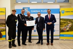 Strażacy z OSP Rzuchowa z posłem Piotrem Sakiem, Wójtem Gminy Pleśna Józefem Knapikiem i prezesem  Zarządu Gminnego OSP Tadeuszem Ścieżką