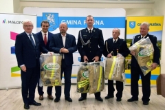 Strażacy z OSP Lubinka i Janowice z wicemarszałkiem Województwa Małopolskiego Józefem Gawronem, radnym Sejmiku Województwa Małopolskiego Stanisławem Sorysem, Wójtem Gminy Pleśna Józefem Knapikiem i prezesem  Zarządu Gminnego OSP Tadeuszem Ścieżką