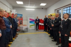 Wójt przemawia w gronie radnych i strażaków