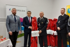 Wójt wręcza sprzęt dla OSP Pleśna