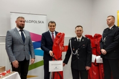 Wójt wręcza sprzęt dla OSP Szczepanowice
