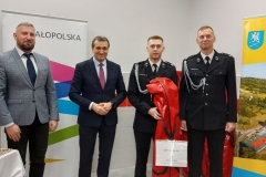 Wójt wręcza sprzęt dla OSP Janowice