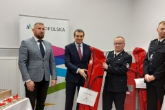 Wójt wręcza sprzęt dla OSP Rzuchowa