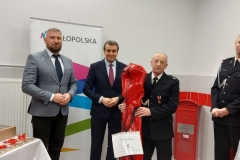Wójt wręcza sprzęt dla OSP Lubinka