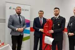 Wójt wręcza sprzęt dla OSP Lichwin