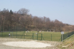 Dzieci grające w piłkę na boisku
