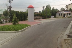 Betonowy słup ogłoszeniowy z czerwonym daszkiem