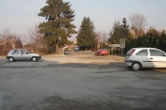Betonowy plac w centrum Rzuchowej, na którym stoją dwa samochody