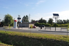 Centrum Świebodzina z ławeczkami i słupem ogłoszeniowym, z prawej latarnia z panelem fotowoltaicznym