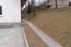 Nasyp ziemny za budynkiem