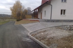 Asfaltowy podjazd po budynek