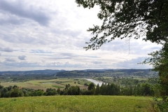 Fragment rzeki Dunajec na tle pochmurnego nieba