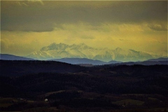 Widok na Tatry Wysokie na tle pochmurnego nieba