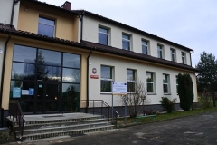 Przeszklone wejście do budynku szkoły