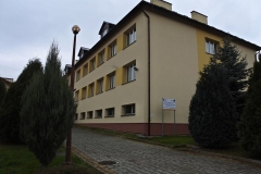 Żółty budynek szkoły w Szczepanowicach