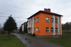Pomarańczowy budynek szkoły w Świebodzinie