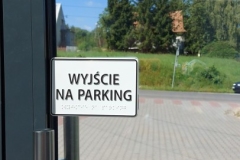 Oznaczenia w alfabecie brajla na drzwiach
