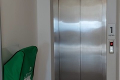 Winda, przed windą krzesło ewakuacyjne