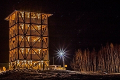 Oświetlona wieża widokowa na tle nocnego nieba