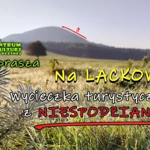 Napis informujący o wycieczce na tle łąki i wzgórza