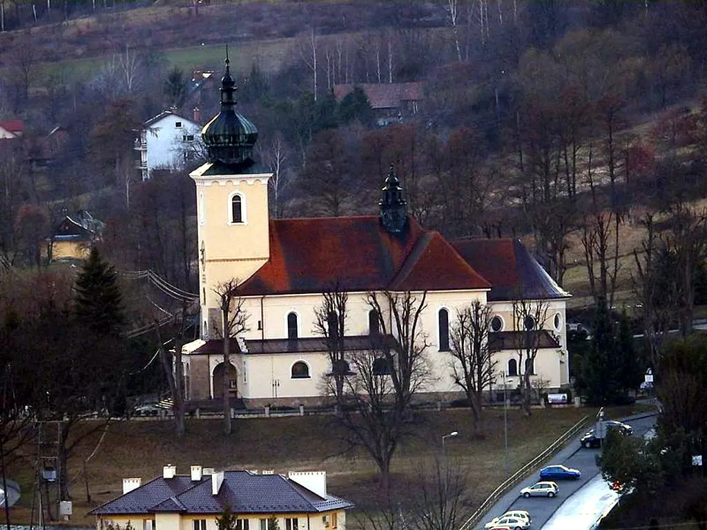 Widok kościoła w Pleśnej