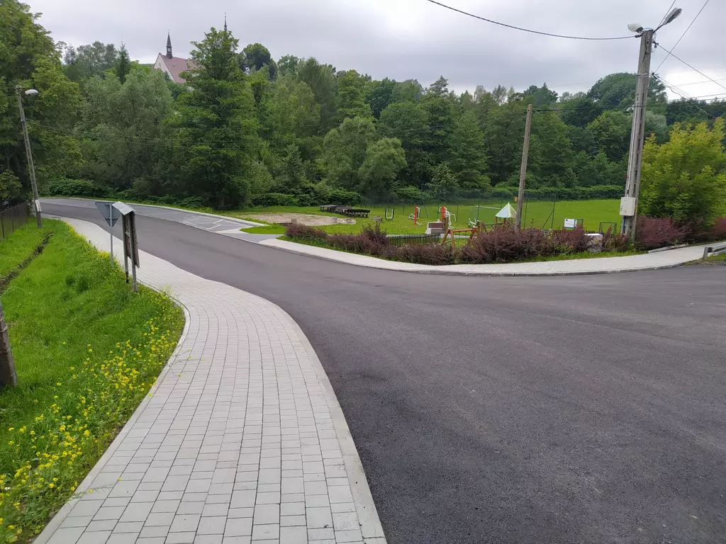 Droga asfaltowa, z lewej strony chodnik z kostki