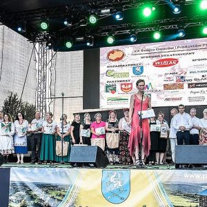 Scena a na niej przemawiająca Pani.