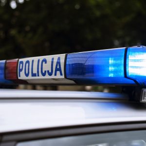 Sygnały świetlne radiowozu policyjnego.