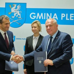 Wójt Gminy Józef Knapik ściska dłoń z wicewojewodą Ryszardem Pagaczem. Za panami stoi skarbnik gminy Joanna Krochmal.