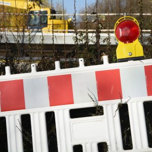 Szlaban z dwoma sygnalizatorami świetlnymi