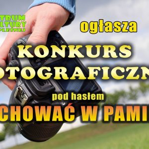 Na zdjęciu widać dłoń trzymającą aparat fotograficzny oraz nazwę konkursu.