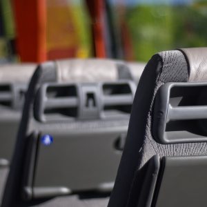 Czarne siedzenia wewnątrz autobusu