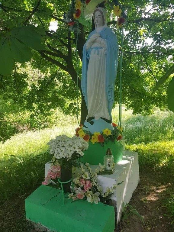 Kapliczka przed konserwacją kapliczka z postacią Najświętszej Marii Panny przed konserwacją