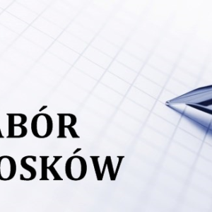 końcówka pióra do pisania na tle kartki papieru w kratkę