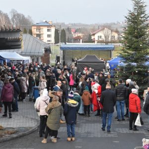 Tłum na placu targowym odwiedza poszczególne stoiska
