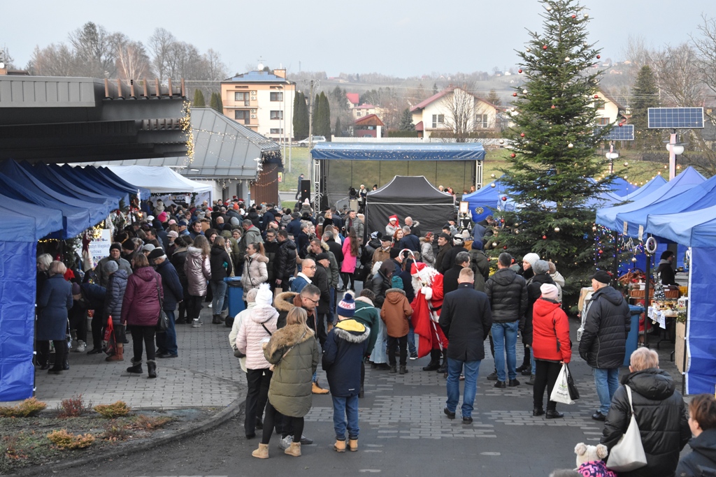 Tłum na placu targowym odwiedza poszczególne stoiska