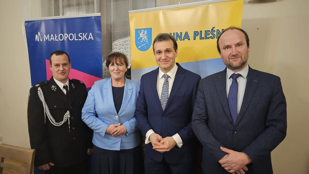 Stoją od lewej: prezes OSP Rzuchowa Kamil Florek, Radna Województwa Małopolskiego Anna Mikosz, Wójt Gminy Pleśna Józef Knapik, Przewodniczący Rady Gminy Pleśna Janusz Jarząb.
