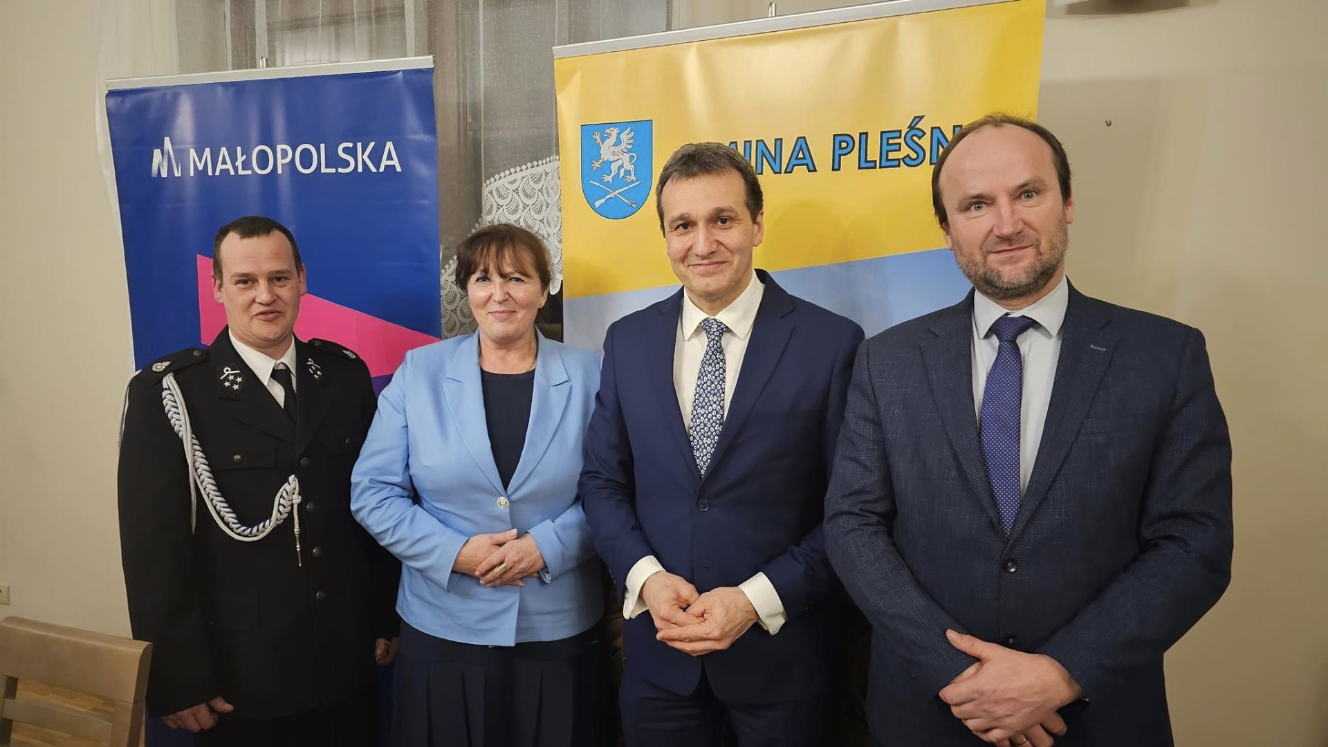 Stoją od lewej: prezes OSP Rzuchowa Kamil Florek, Radna Województwa Małopolskiego Anna Mikosz, Wójt Gminy Pleśna Józef Knapik, Przewodniczący Rady Gminy Pleśna Janusz Jarząb.